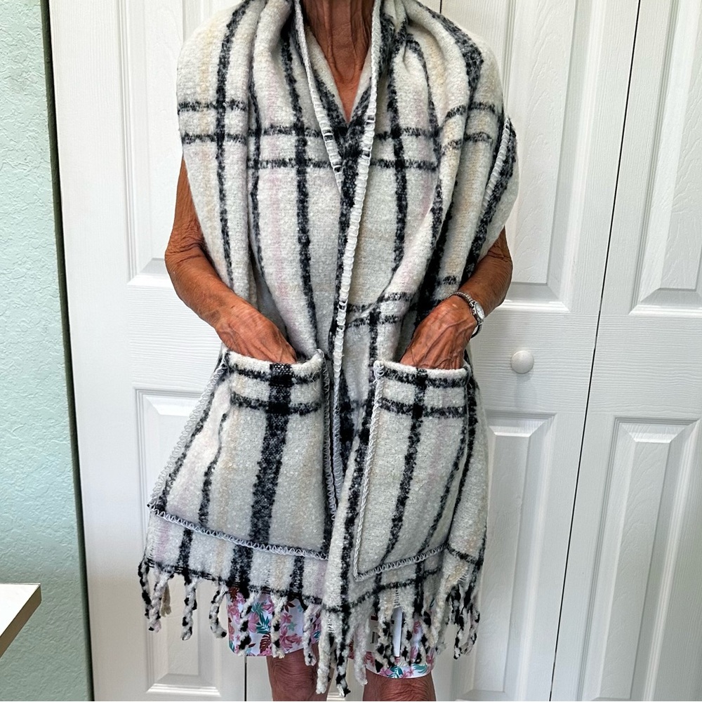 True Craft Black and Cream Shawl with Fringe And Pockets
